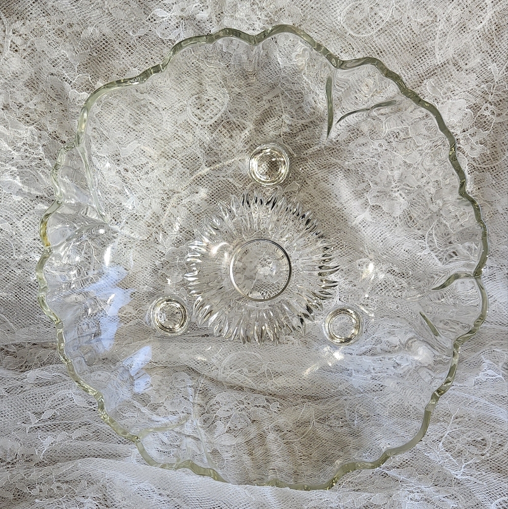 Vintage Glass Bowl with Feet. EUC sunflower